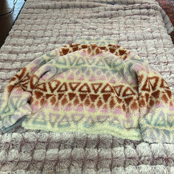 Cat & Jack fluffy pull over size small ( 6-6x) - Picture 2 of 3